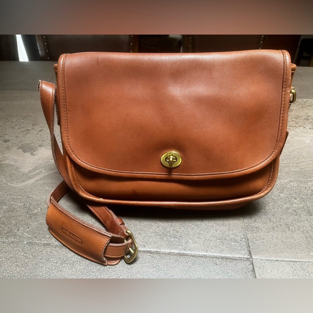 Vintage COACH City Bag in British Tan with Turn Lock Shoulder Bag 9790 - Picture 3 of 9